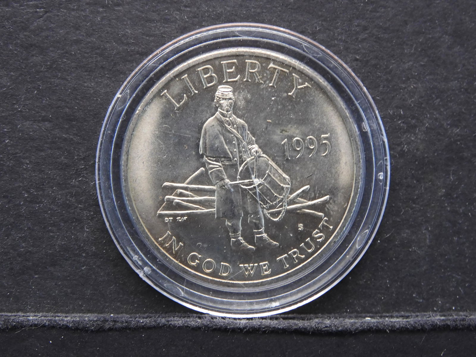 1995 -S World War 2 US Mint Comm Half Dollar coin (1 of 2)