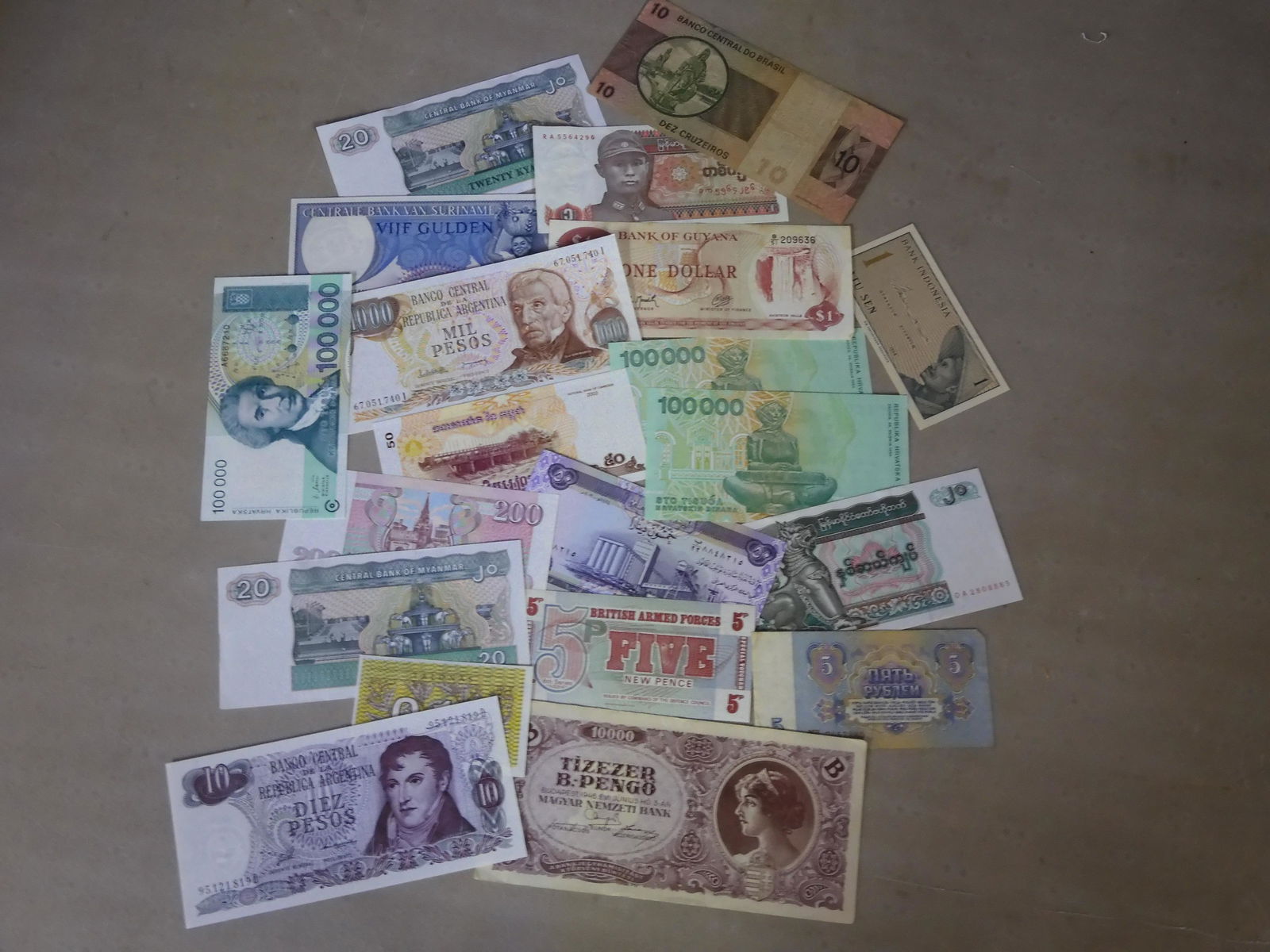 20 World Bank Notes (1 of 5)