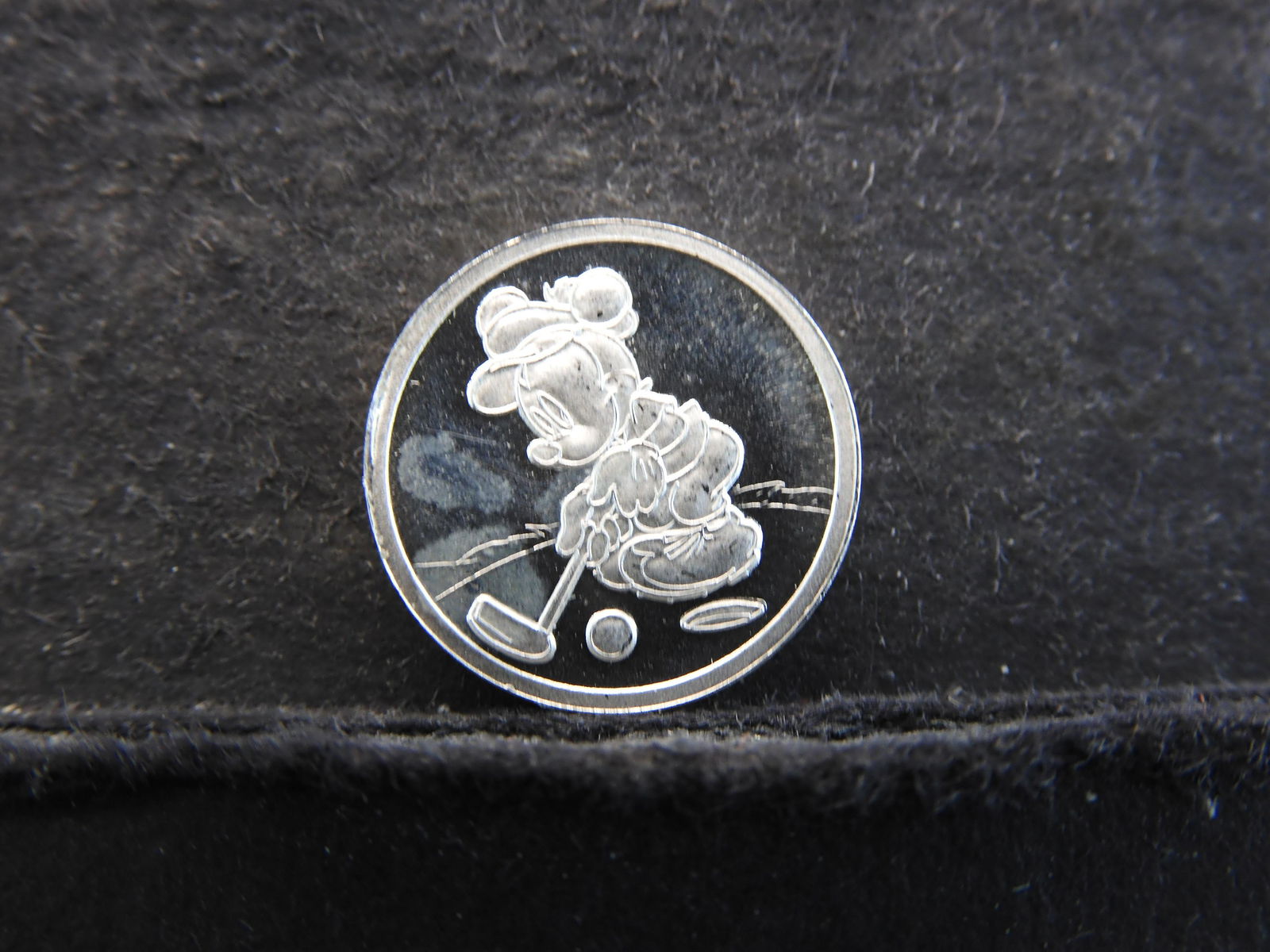 .999 Fine Silver Disney - Mickey & Minnie Mouse Golfing: .999 Fine Silver Disney - Mickey & Minnie Mouse Golfing Fractional Round
