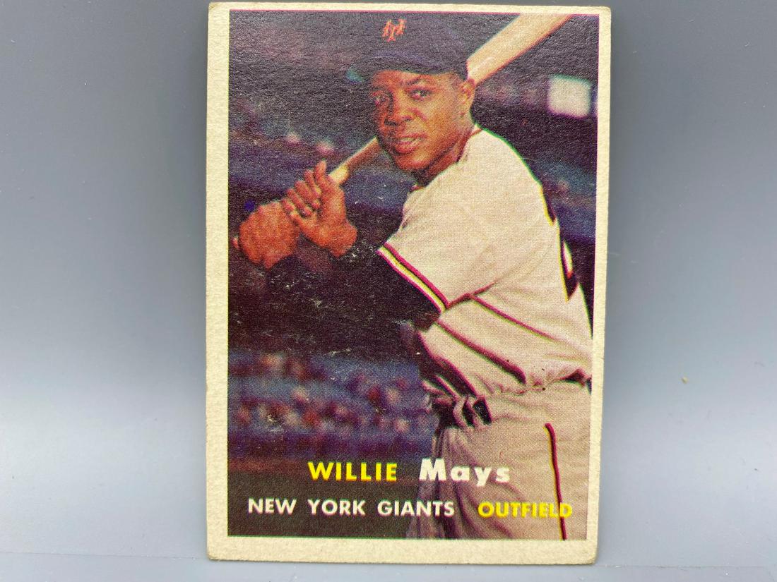 1957 TOPPS WILLIE MAYS #10 - HOF / GIANTS (1 of 2)