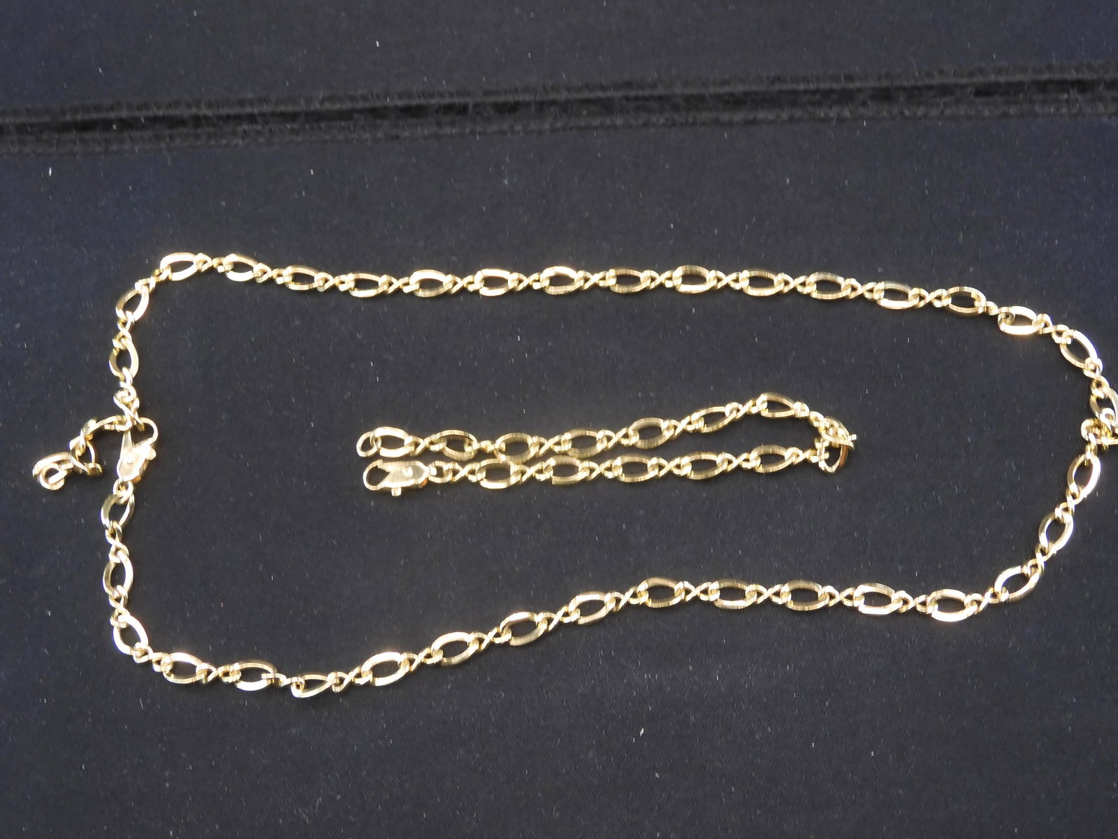 Goldtone necklace & bracelet: Goldtone necklace & bracelet