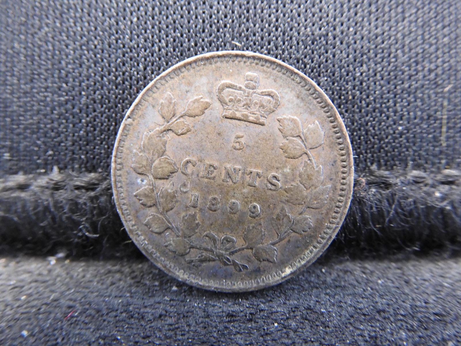 1899 Canada 5 Cents Silver Coin. Victoria Portrait. (1 of 2)