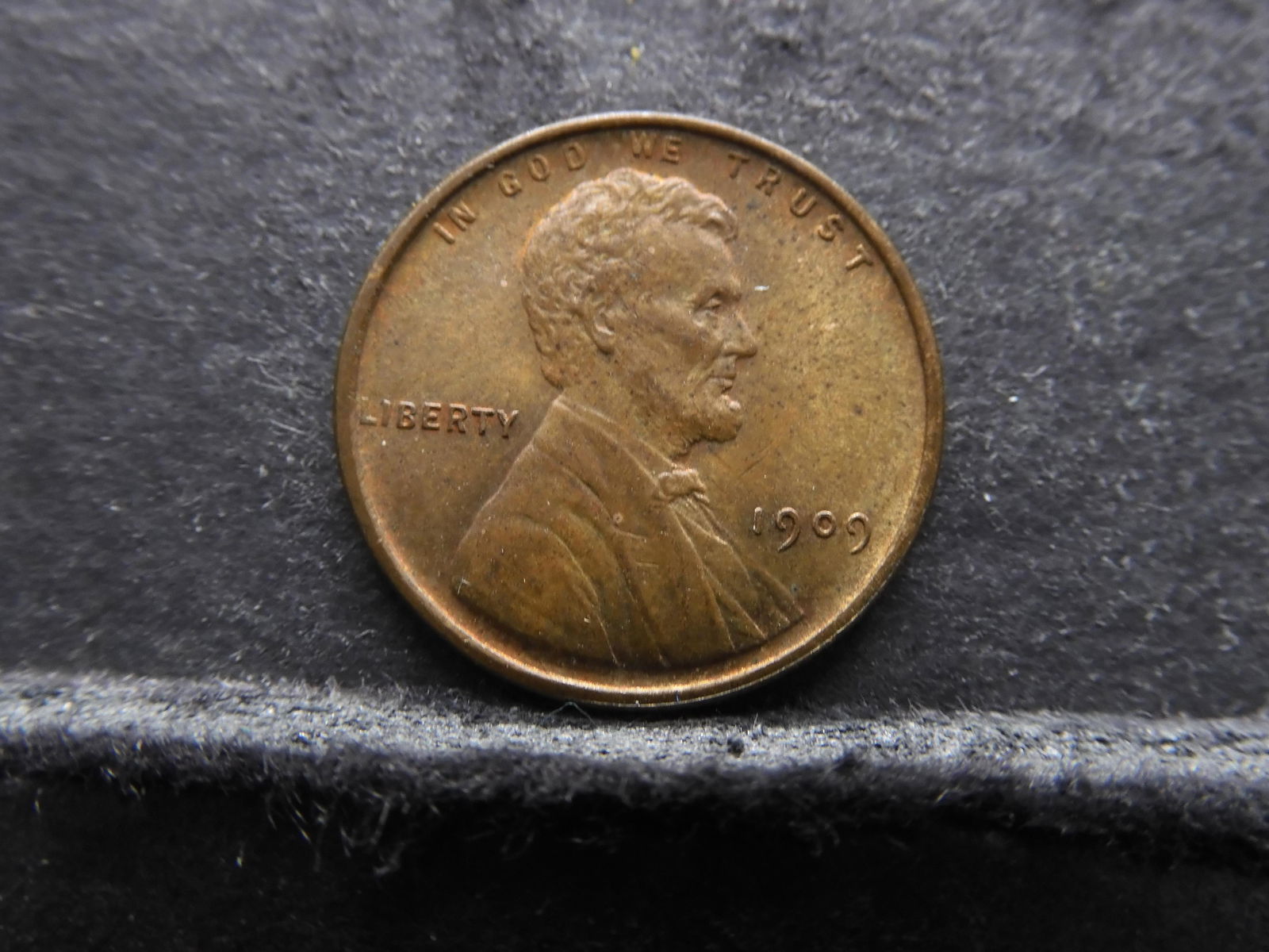 1909 V.D.B. Wheat Cent - Uncirculated (1 of 3)