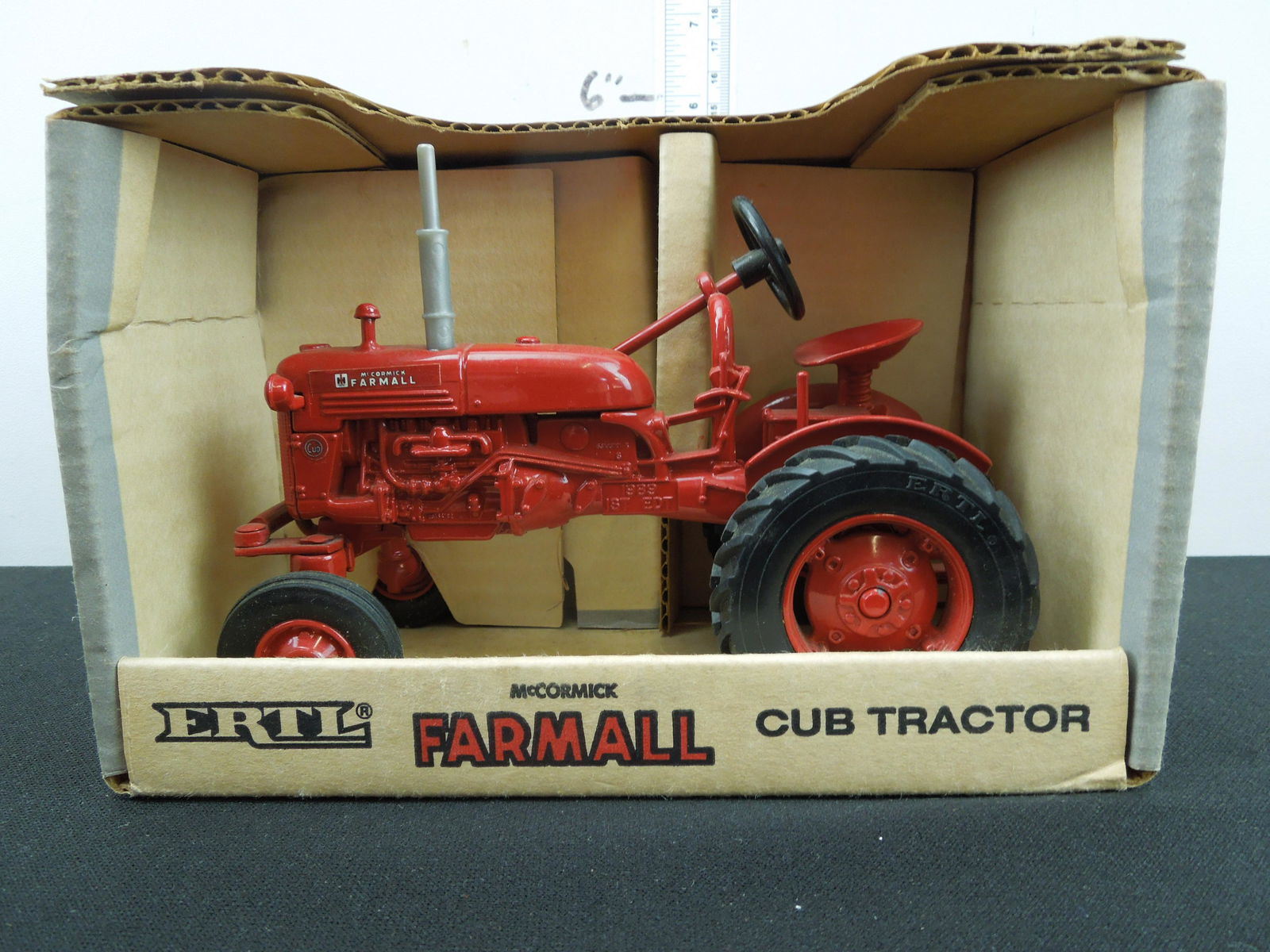 ERTL McCormick Farmall Special Edition Cub Tractor 1/16 (1 of 2)