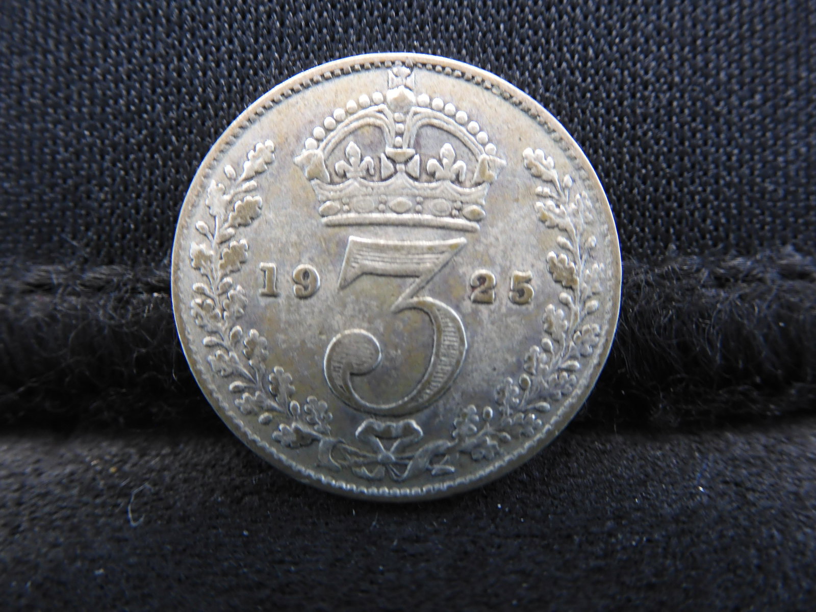 1925 Great Britain 3 Pence 50% Silver Coin. Coin: 1925 Great Britain 3 Pence 50% Silver Coin. Coin Weighs 0.05 Troy Oz. George V Portrait.