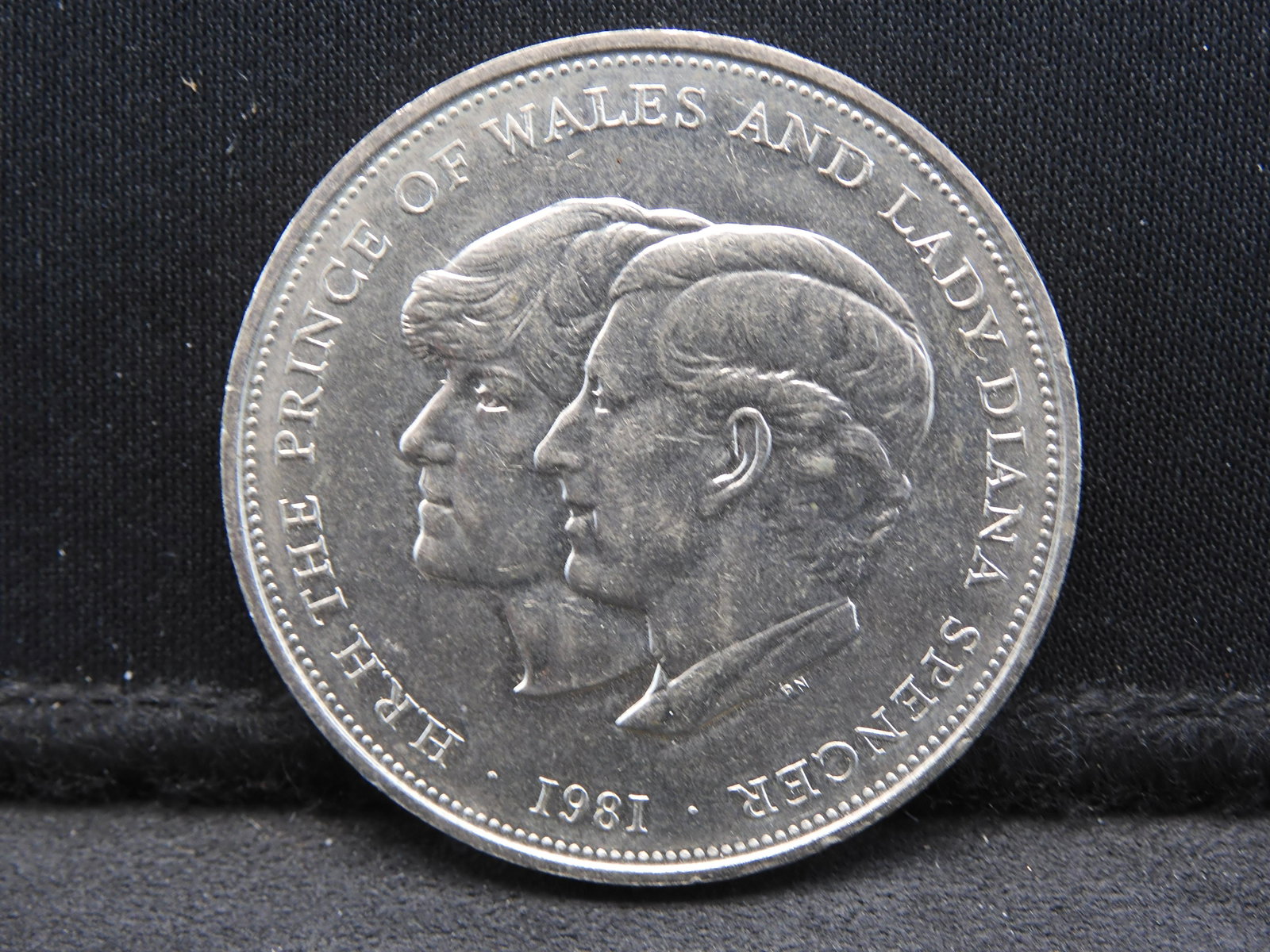 1981 Great Britain Crown Commemorating Prince Of Wales: 1981 Great Britain Crown Commemorating Prince Of Wales & Lady Diana Engagement.