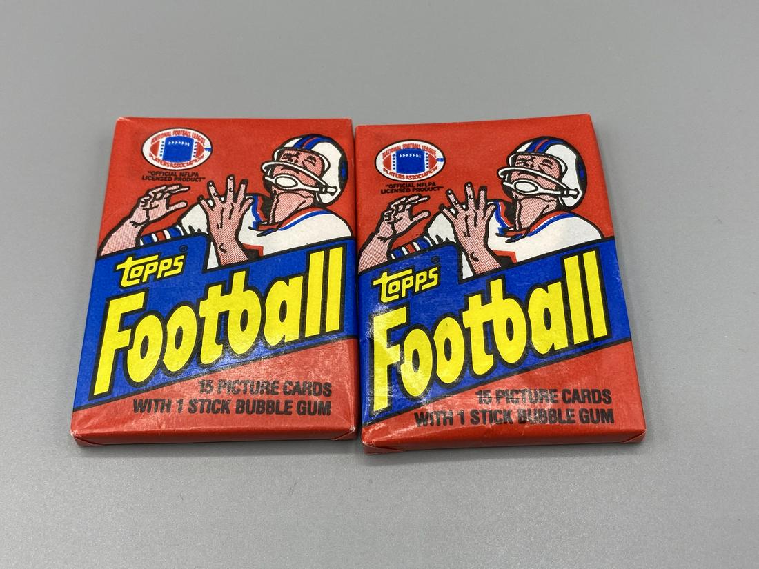 (2) 1982 Topps Football Wax Packs: (2) 1982 Topps Football Wax Packs