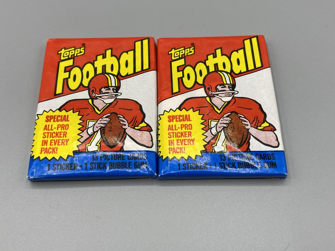 (2) 1983 Topps Football Wax Packs: (2) 1983 Topps Football Wax Packs
