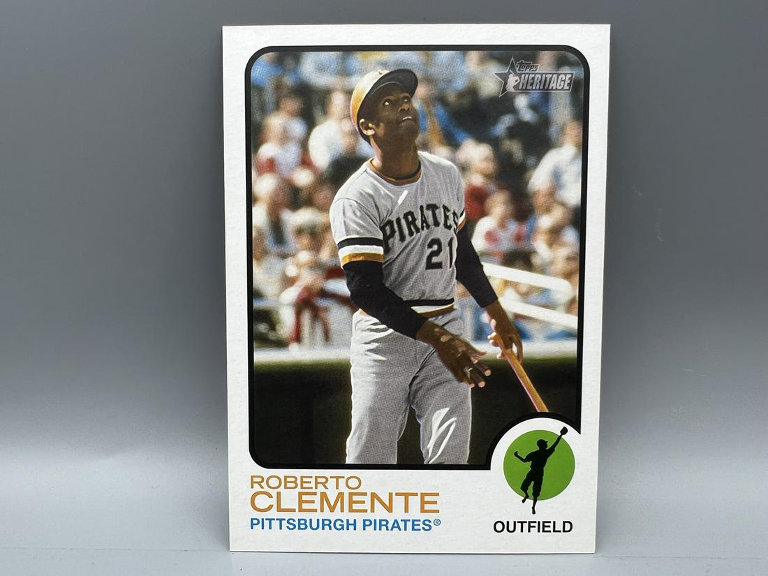 2022 Topps Heritage Roberto Clemente Oversize Box Topper (1 of 2)