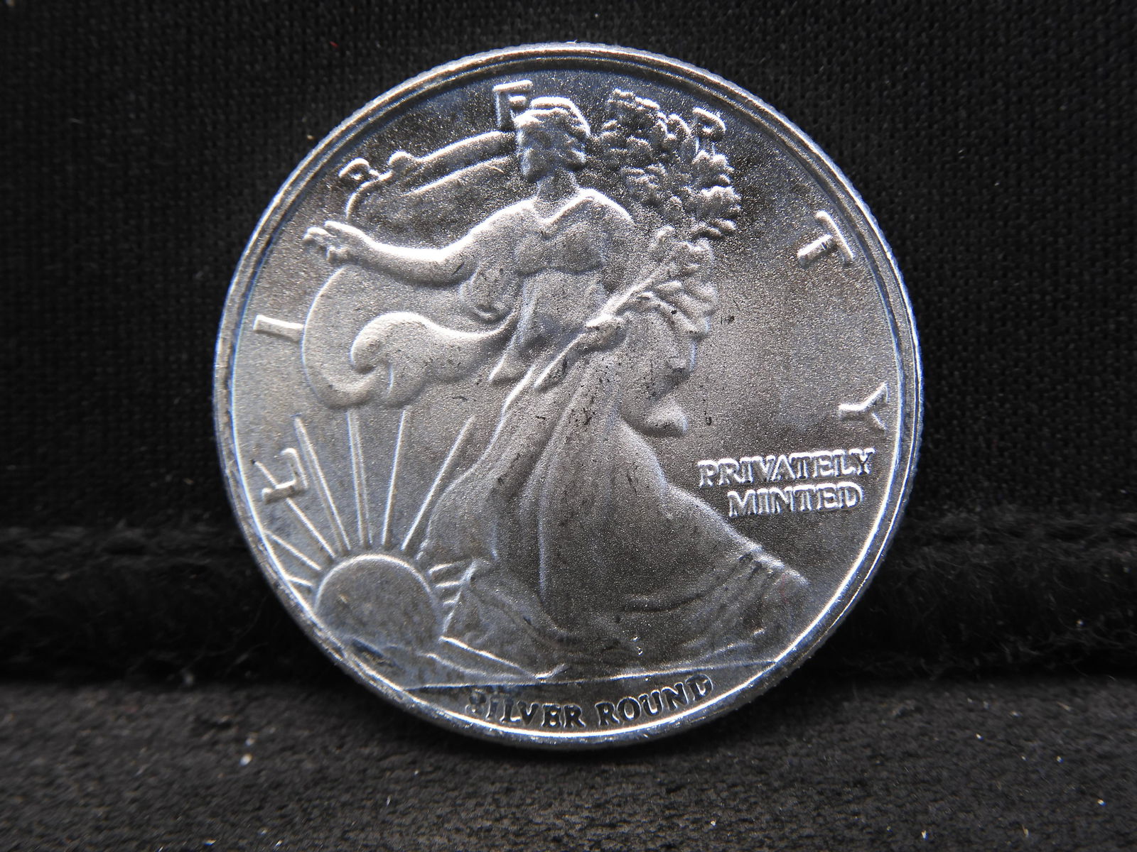 Silver - 1/4 Troy Oz. .999 Fine Silver Round - Beautiful Detail (1 of 3)