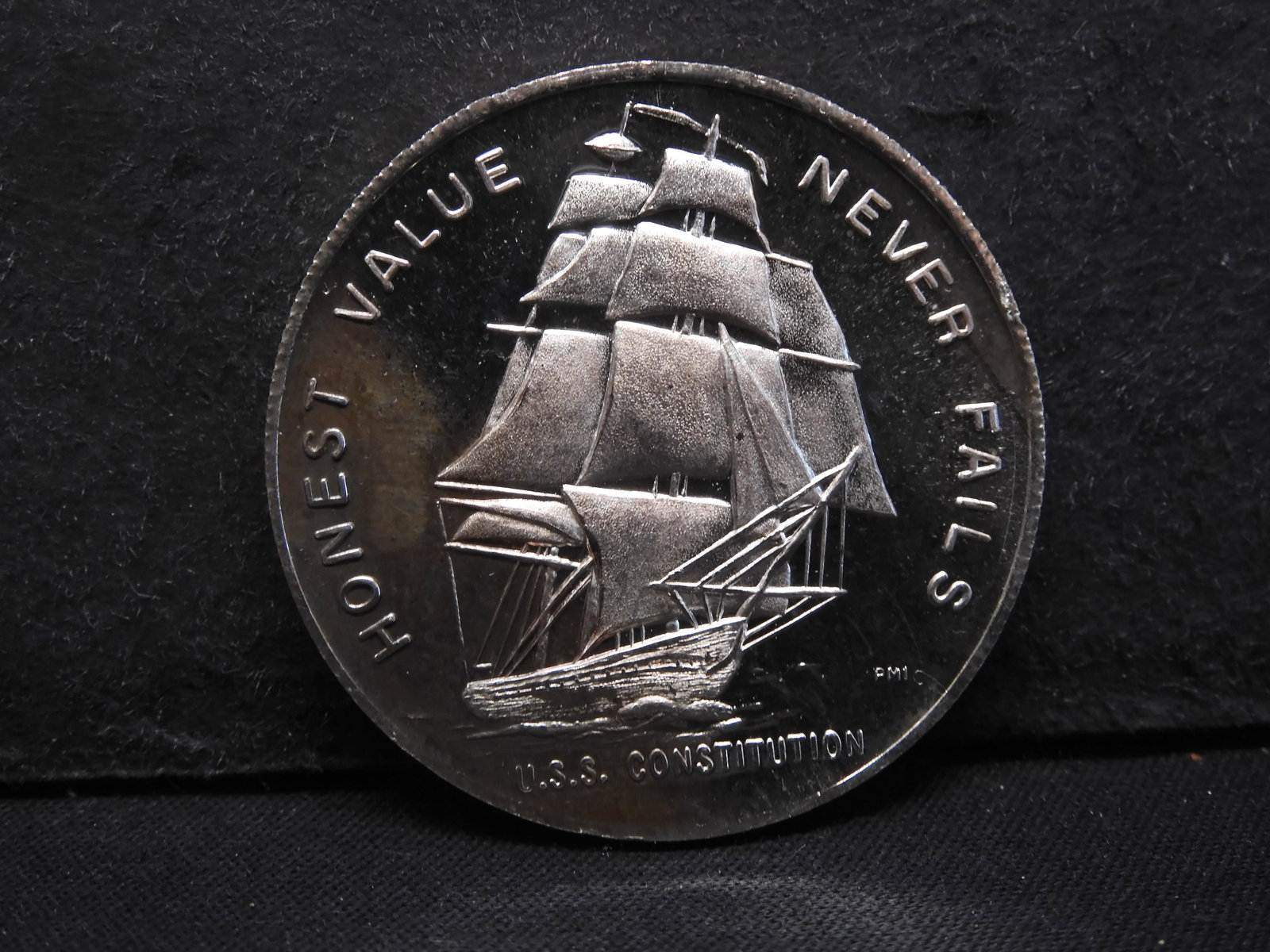 1 OUNCE (PURE SILVER/.999) MEDALLION (USS CONSTITUTION/BU) (1 of 2)