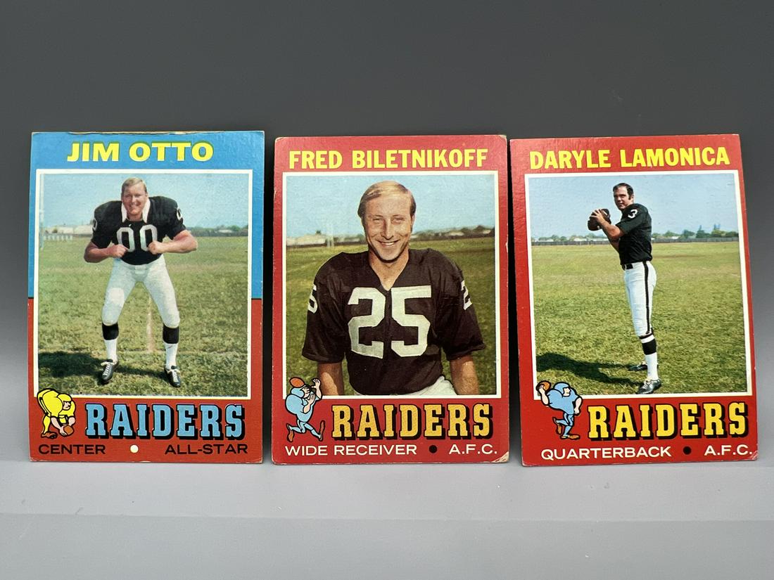 Lot of (3) 1971 Topps Football Oakland Raiders Star Player Cards - Varying Conditions - Jim Otto: Lot of (3) 1971 Topps Football Oakland Raiders Star Player Cards - Varying Conditions - Jim Otto #151, Fred Biletnikoff #178, & Daryle Lamonica #70