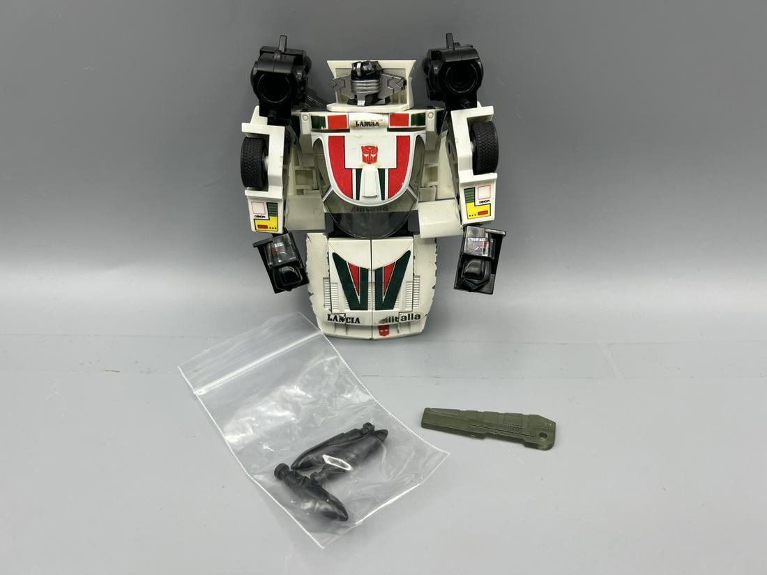 1982 Transformers G1 Wheeljack with both wings and 3 rockets and 2 shoulder cannons: 1982 Transformers G1 Wheeljack with both wings and 3 rockets and 2 shoulder cannons