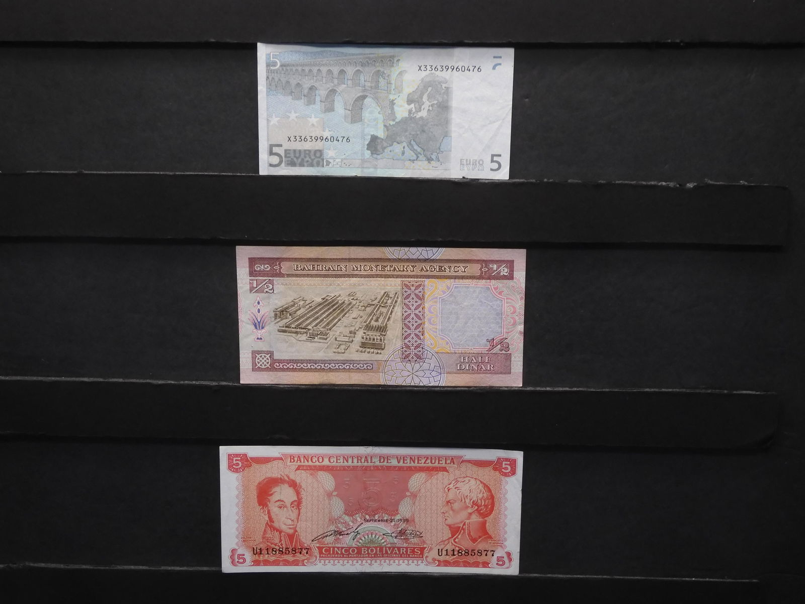 SOUTH AMERICAN 5 BOLIVARES, 2002 5 EURO'S, 1/2 BAHRAIN DINAR NOTE (1 of 7)