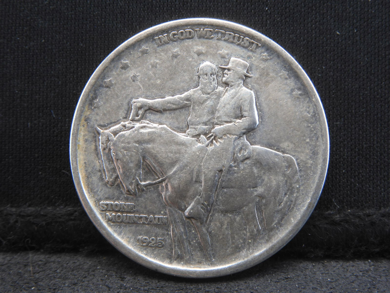 1925 U.S. Stone Mountain Classic Commemorative Silver Half Dollar. Generals Robert E Lee &: 1925 U.S. Stone Mountain Classic Commemorative Silver Half Dollar. Generals Robert E Lee & "Stonewall" Jackson Mounted On Horse.