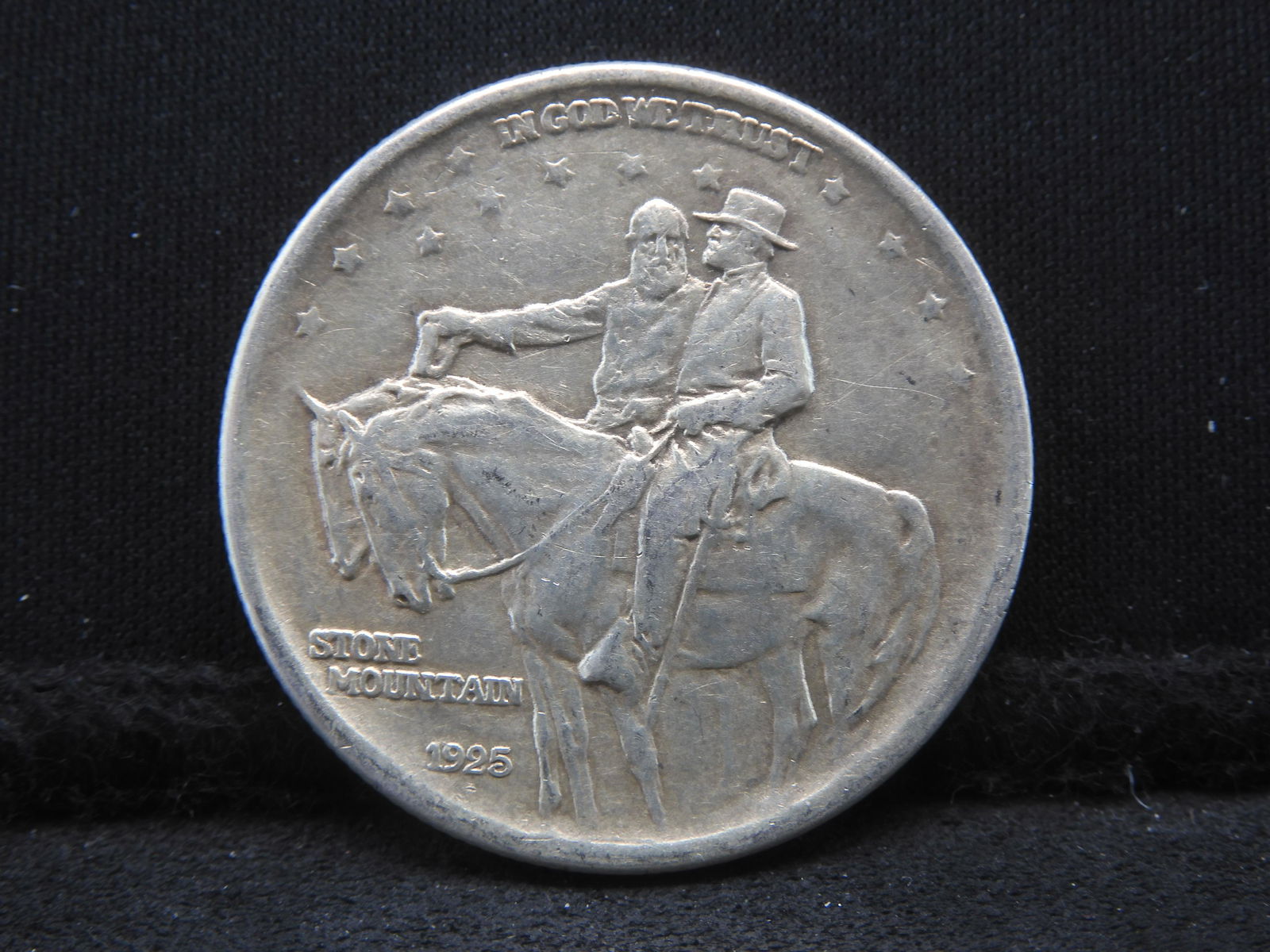 1925 U.S. Stone Mountain Classic Commemorative Silver Half Dollar. Generals Robert E Lee &: 1925 U.S. Stone Mountain Classic Commemorative Silver Half Dollar. Generals Robert E Lee & "Stonewall" Jackson Mounted On Horse.