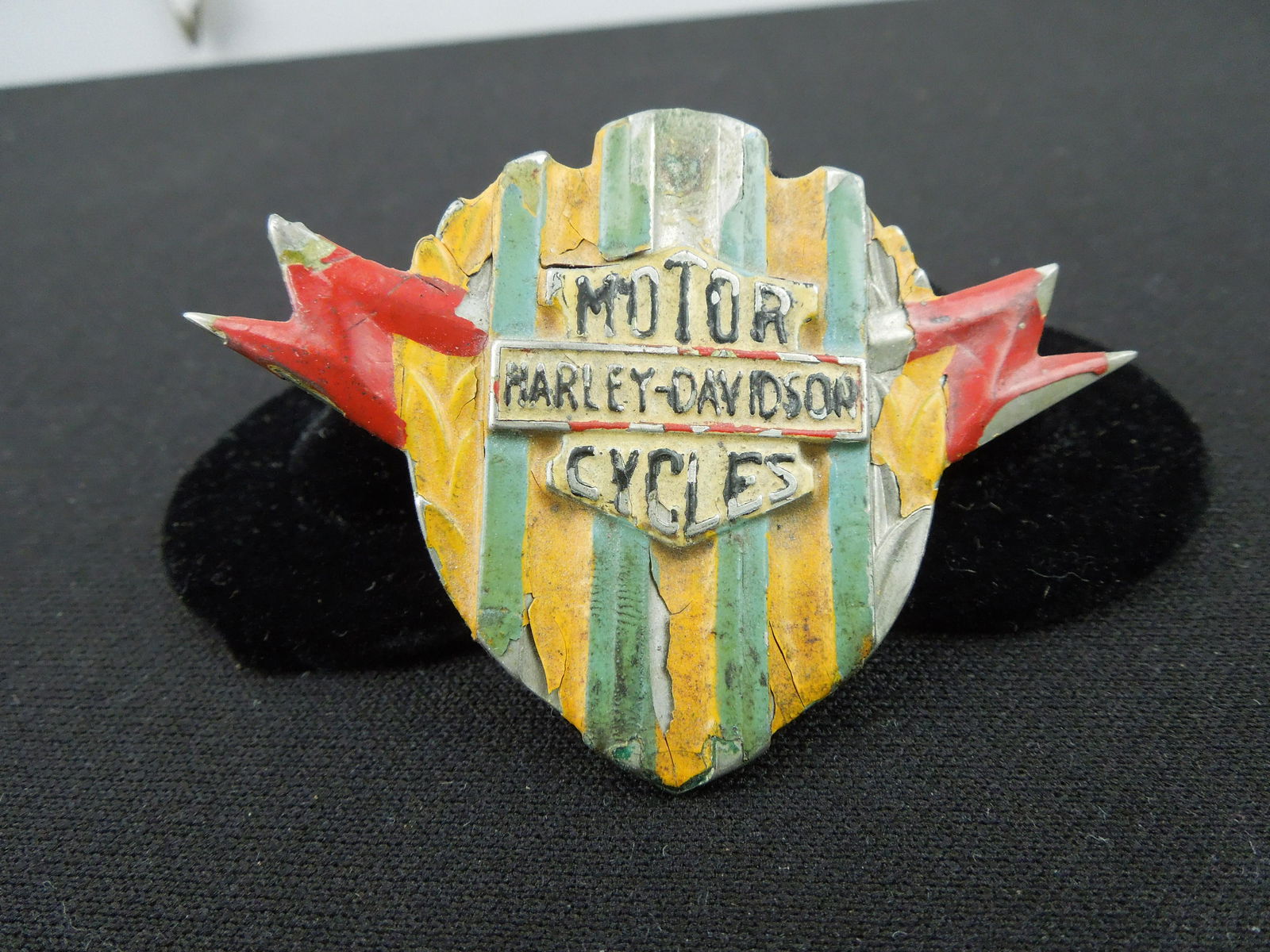 Harley Davidson Motorcycles Painted Pinback Badge, Unknown Vintage: Harley Davidson Motorcycles Painted Pinback Badge, Unknown Vintage