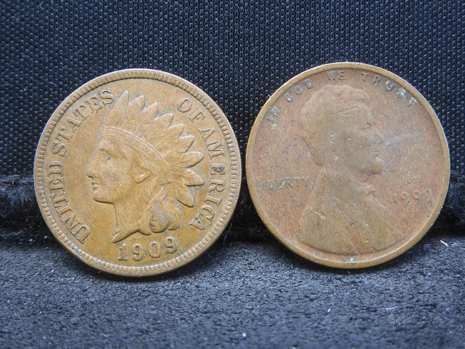 1909 Indian Cent & 1909 Lincoln Head Cent.  2 Coins. (1 of 3)
