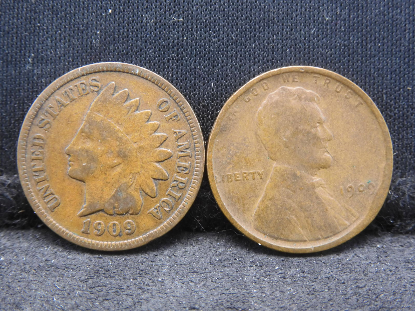 1909 Indian Cent & 1909 Lincoln Head Cent.  2 Coins. (1 of 2)