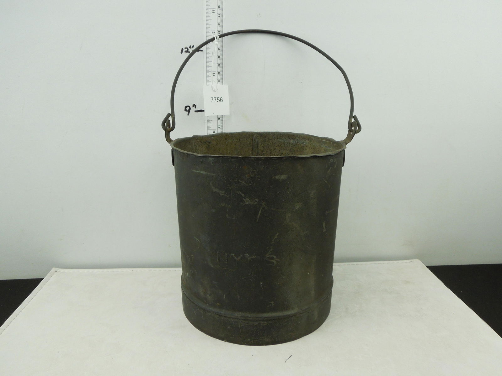 Small Bucker Manufacturer Unknown (1 of 5)