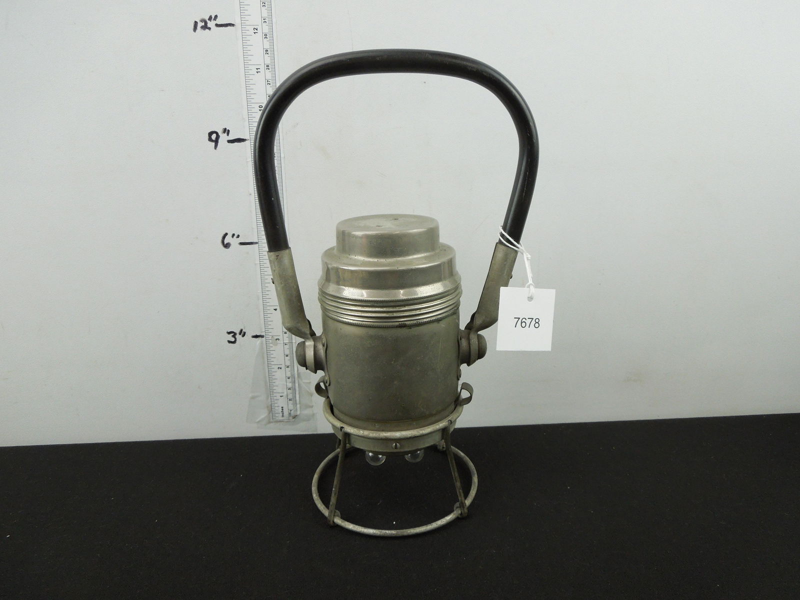 Battery Lantern Genesy Electric Lantern Company (1 of 7)