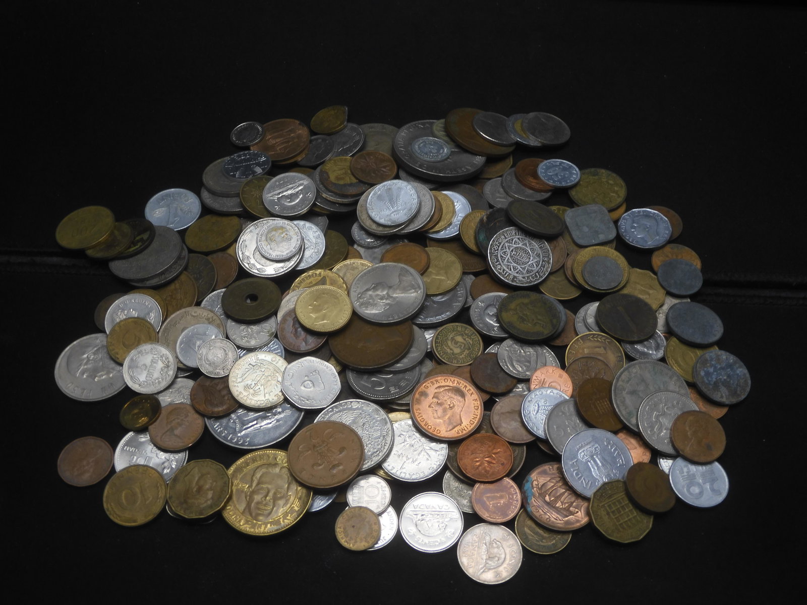 2 Pounds Mixed Foreign Coins. (1 of 9)