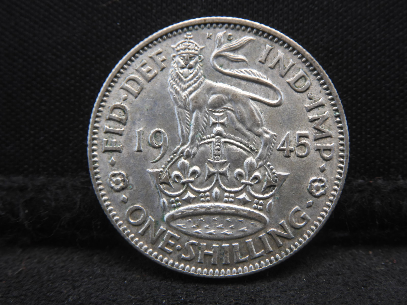 1945 Great Britain 1 Shilling 50% Silver Coin. Coin Weighs 0.18 Toz. REV: Portrait George VI.: 1945 Great Britain 1 Shilling 50% Silver Coin. Coin Weighs 0.18 Toz. REV: Portrait George VI.