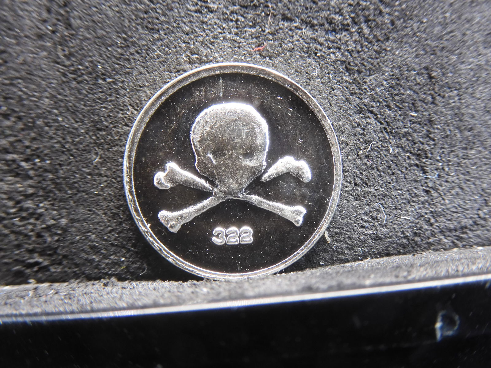 .999 silver one gram skull and cross bones.: .999 silver one gram skull and cross bones.