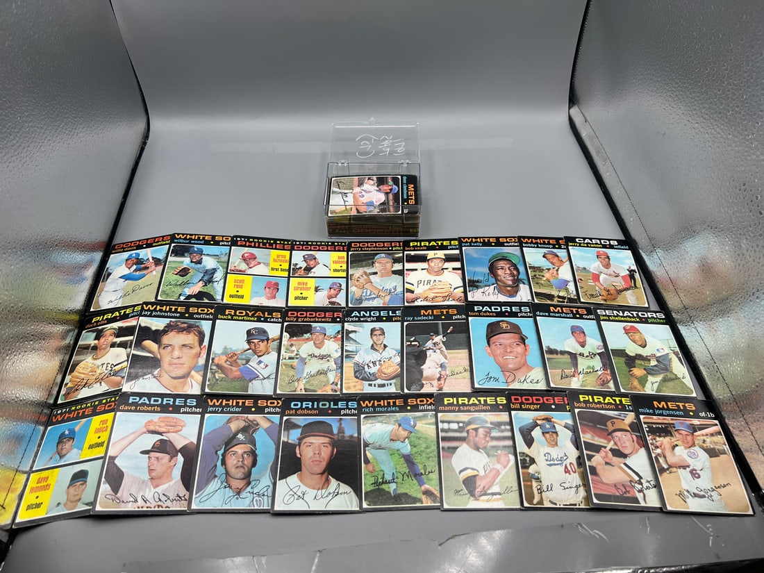 Lot of (75) 1971 Topps baseball cards - Varying Conditions (1 of 3)