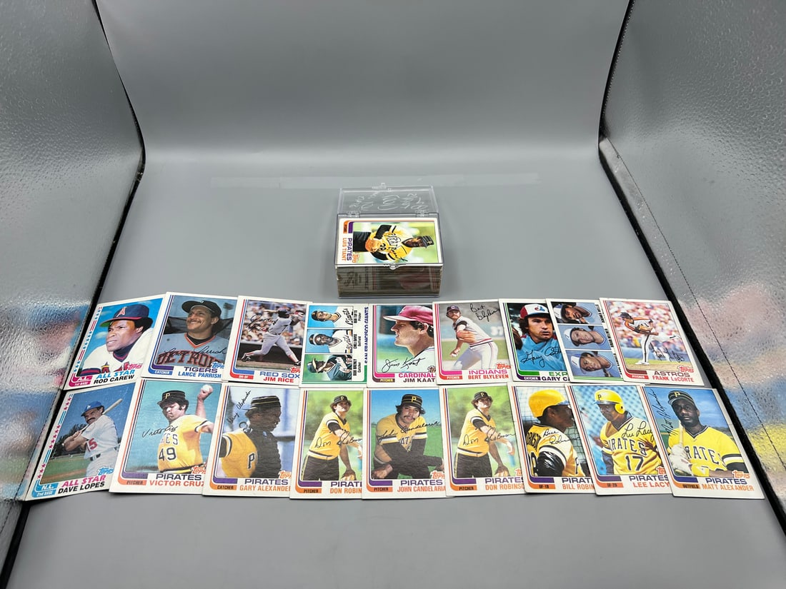 Lot of (100) 1982 Topps baseball cards with a few stars and minor stars - Varying Conditions (1 of 3)