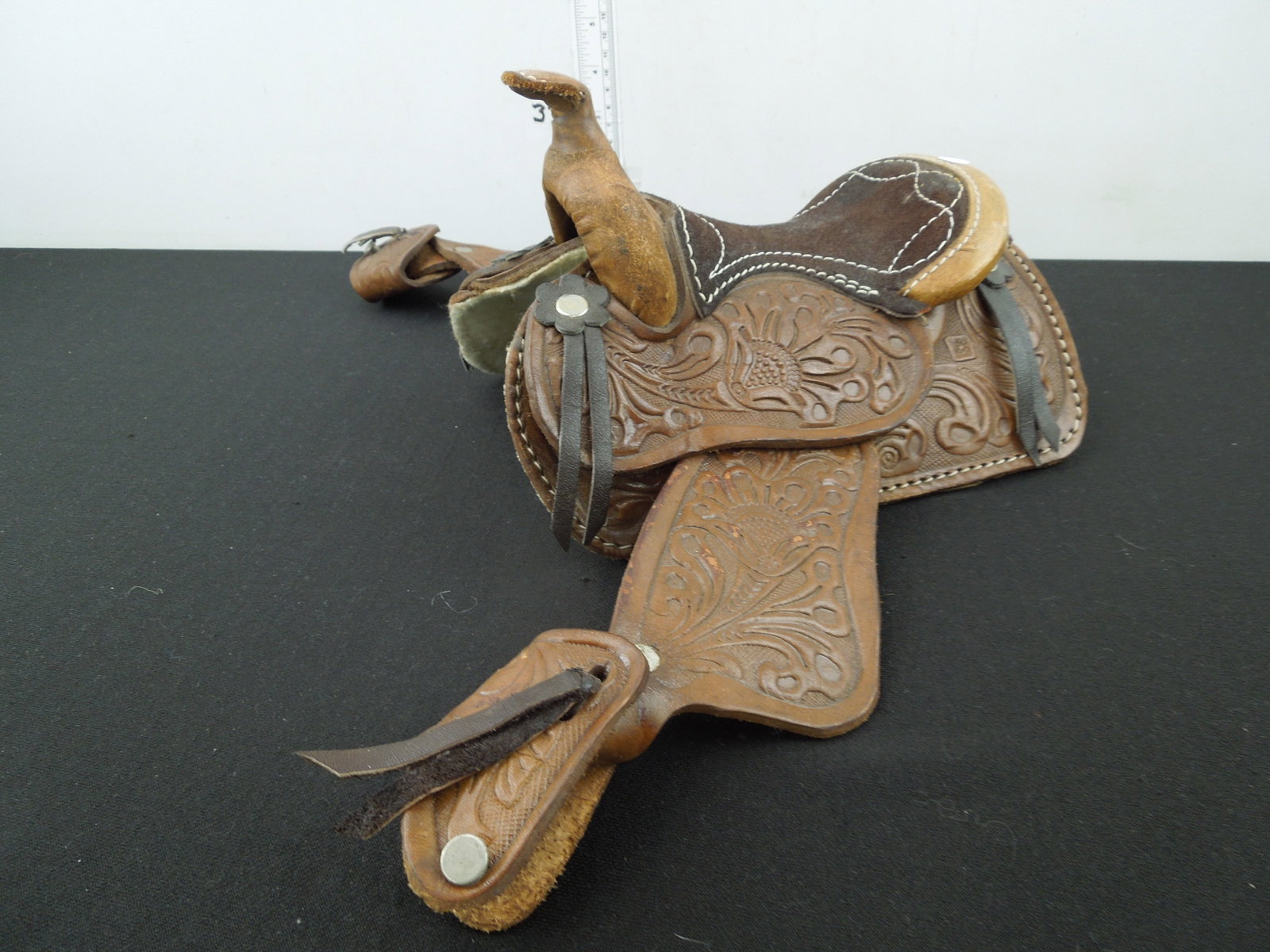 Small Toy Leather Saddle: Small Toy Leather Saddle