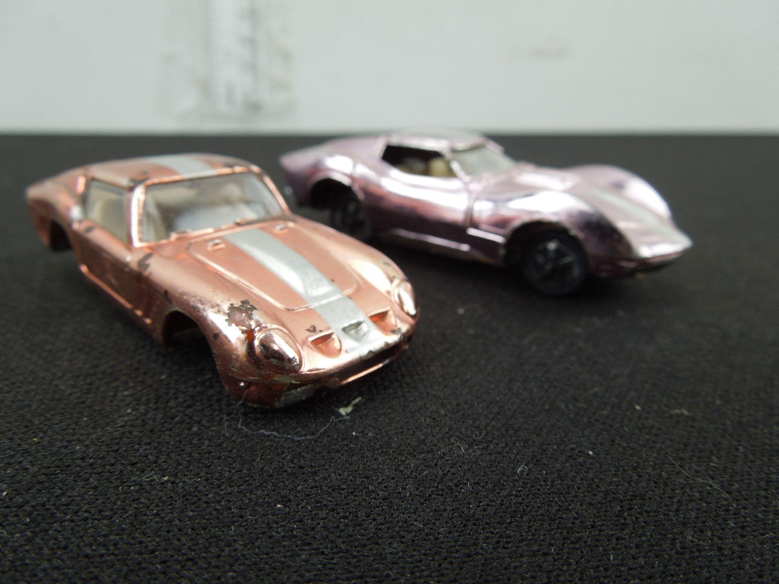 2 Aurora Cigar Box Cars, Ferrari Berlinetta and Mako Shark, One missing front wheels (1 of 4)