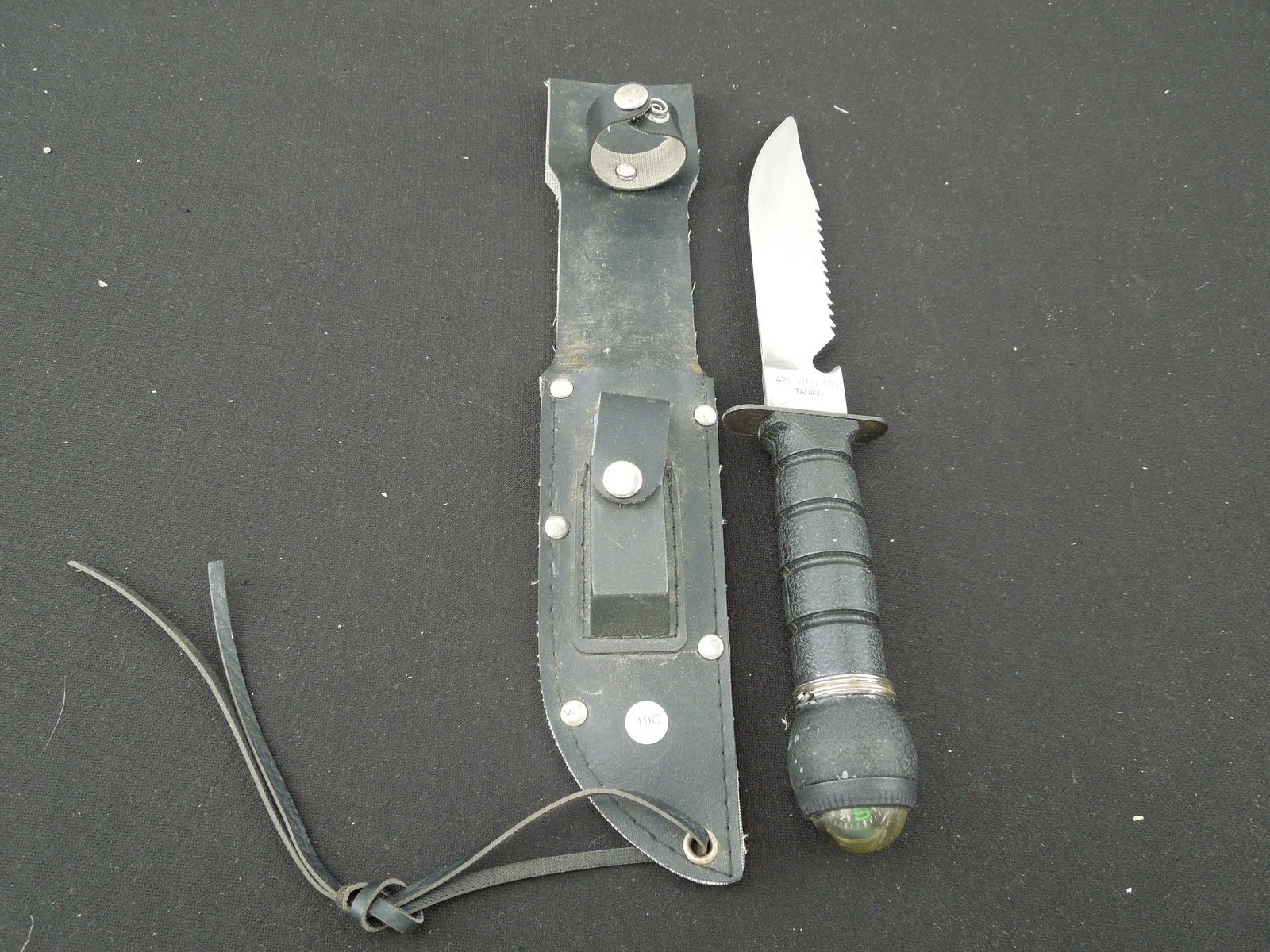 Survival Knife with Sheath with Compass. Compass Does Not Work. (1 of 5)
