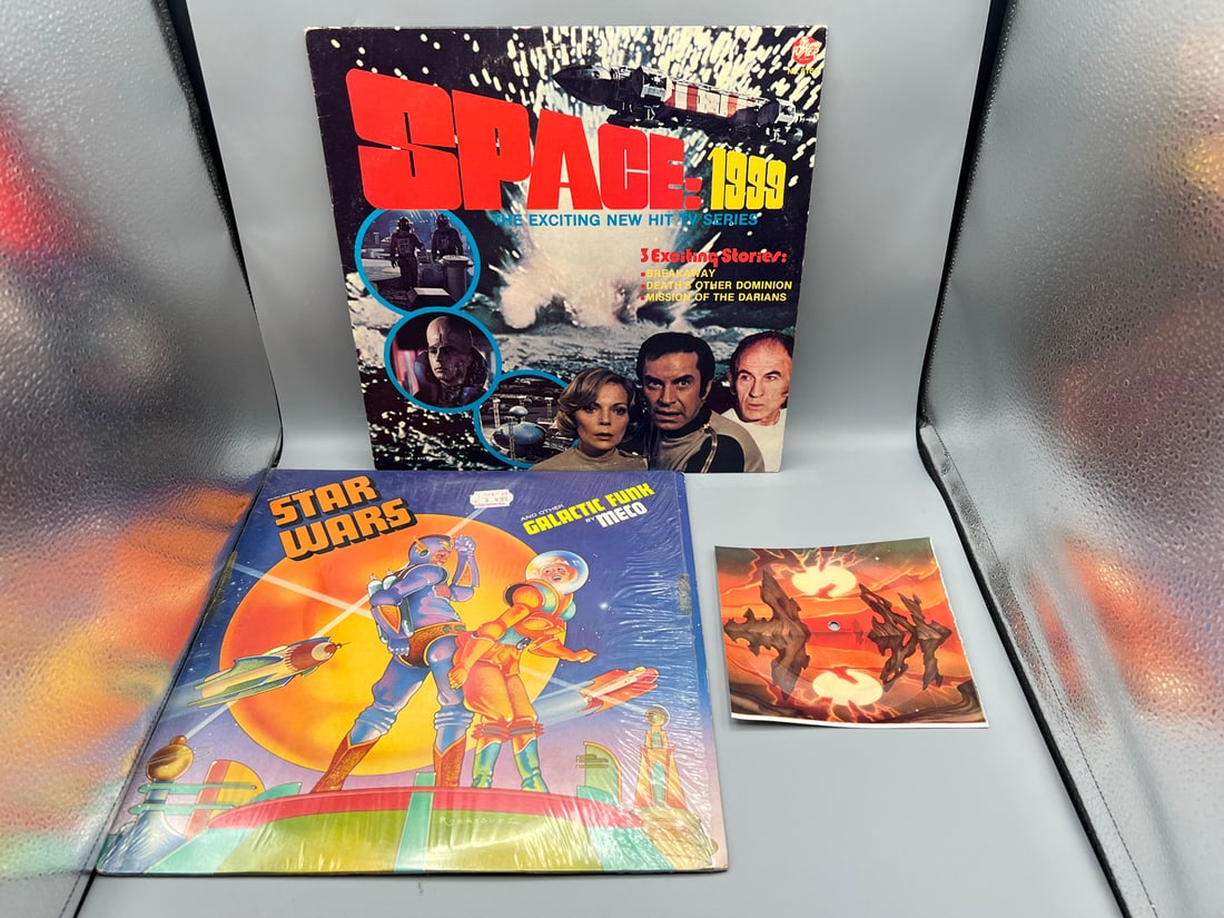 Lot of (2) vinyl record albums: Space: 1999 (1975) – 3 action-adventure stories from the hit TV (1 of 4)