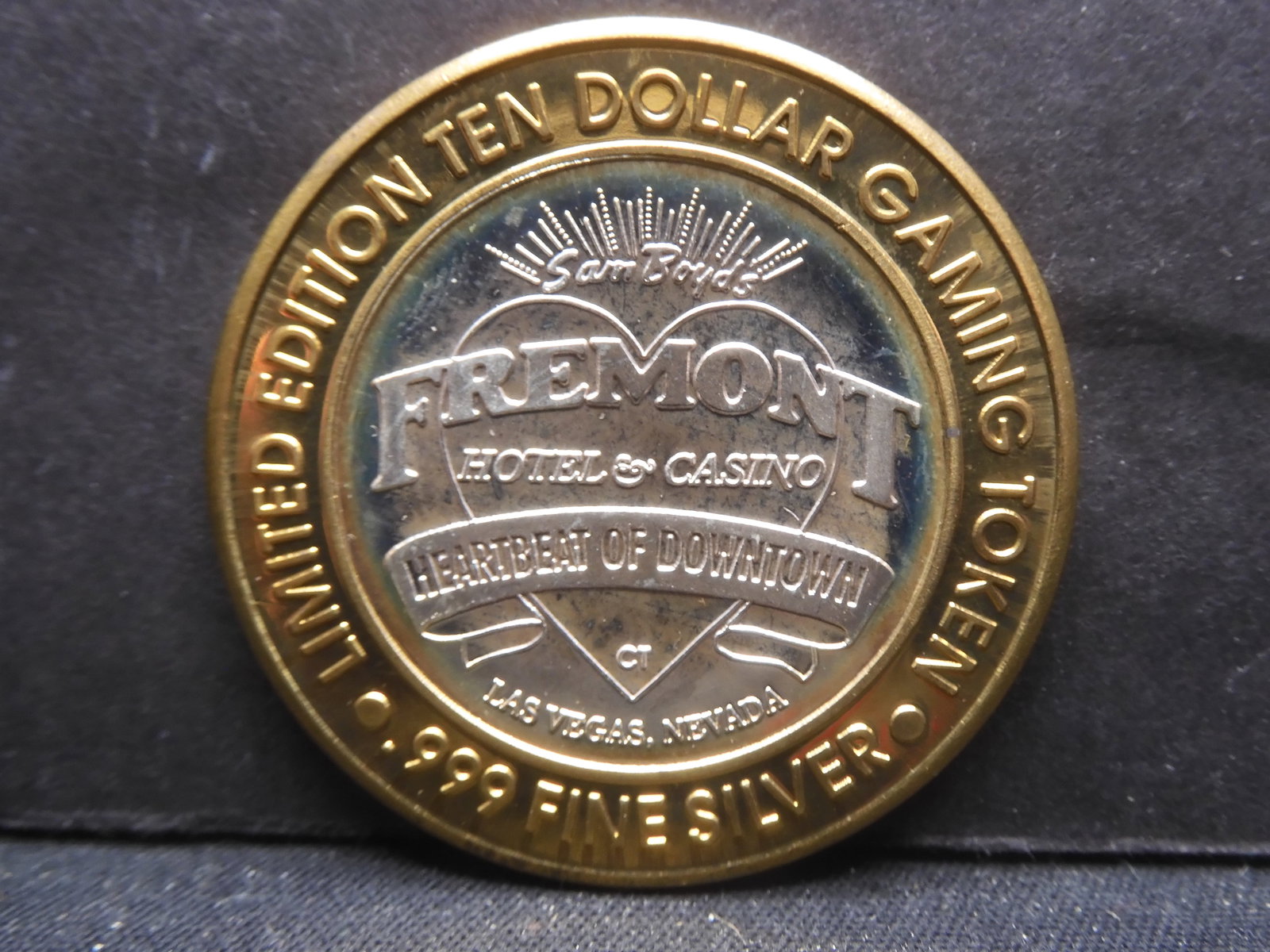 .999 Silver Center Game Token. FREMONT Las Vegas. Red case (1 of 2)