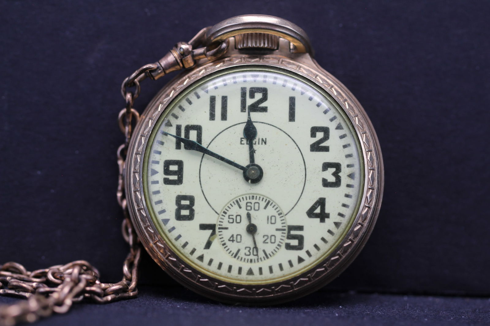Elgin 21 Jewel BW RAYMOND pocket watch. Railroad watch made in 1943. Complete with chain but crystal (1 of 3)