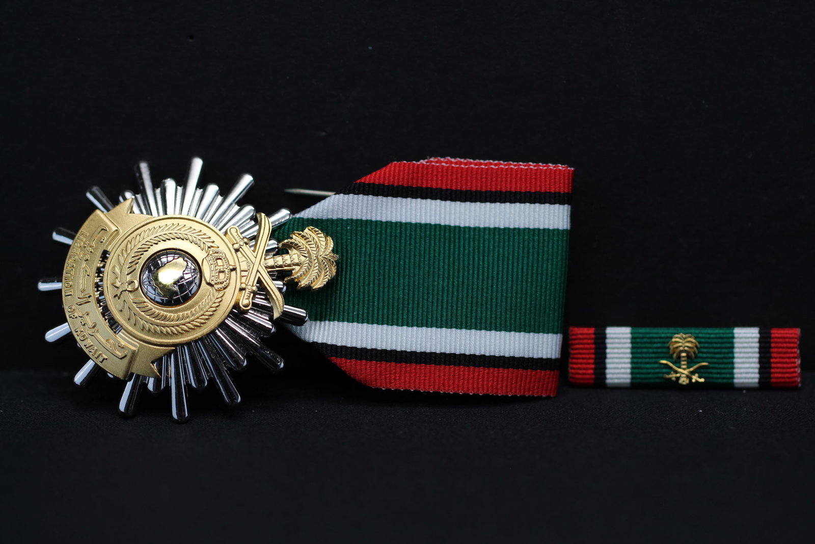 Rare Original Saudi Desert Storm Medal w/ Gold Map: Rare Original Saudi Desert Storm Medal w/ Gold Map