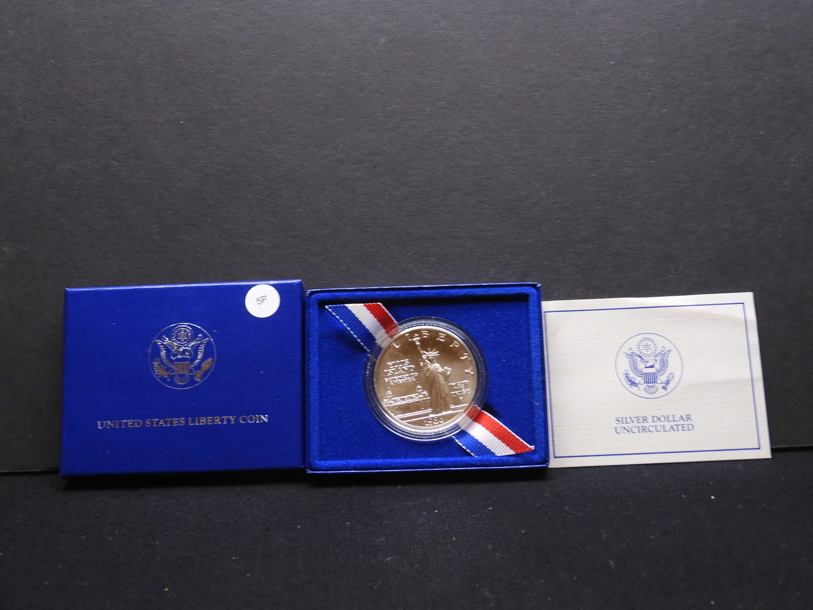 1986-P Statue of Liberty Ellis Island Uncirculated Silver Dollar: 1986-P Statue of Liberty Ellis Island Uncirculated Silver Dollar