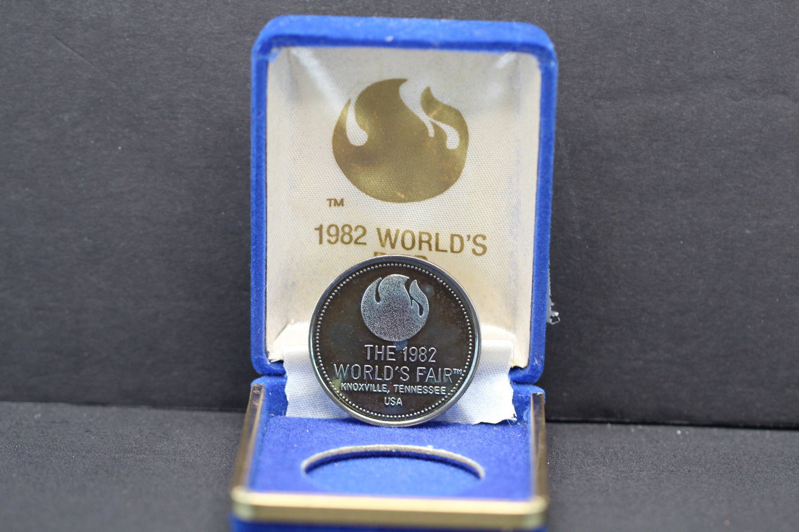 1982 - World's Fair - U.S. Pavilion Coin 1 Troy Ounce .999 Fine Silver: 1982 - World's Fair - U.S. Pavilion Coin 1 Troy Ounce .999 Fine Silver