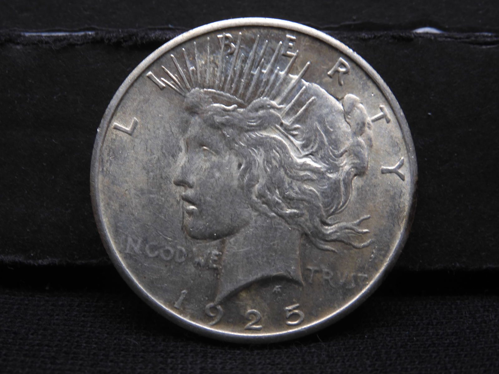 1925 Peace Dollar. Uncirculated. (1 of 2)