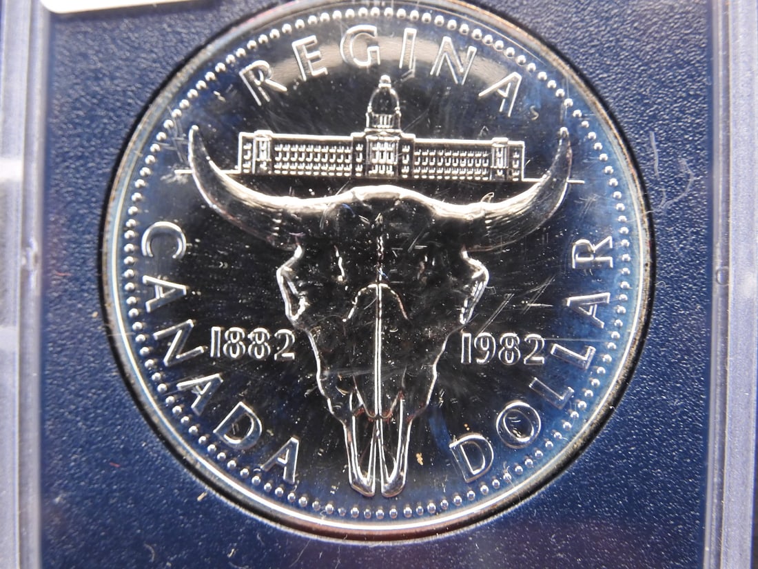 1982 Eliz. II Canada Silver Dollar Proof Coin - Cattle Skull - Brilliant UNC - (no case) (1 of 2)