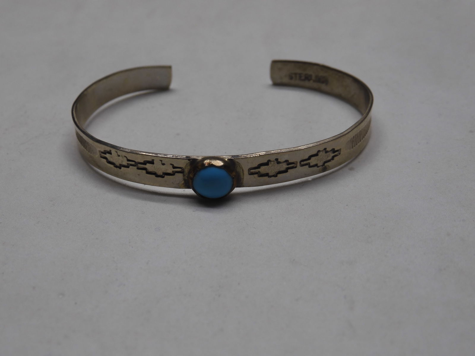 Vintage Southwest Sterling Turquoise Bangle Bracelet. (1 of 5)
