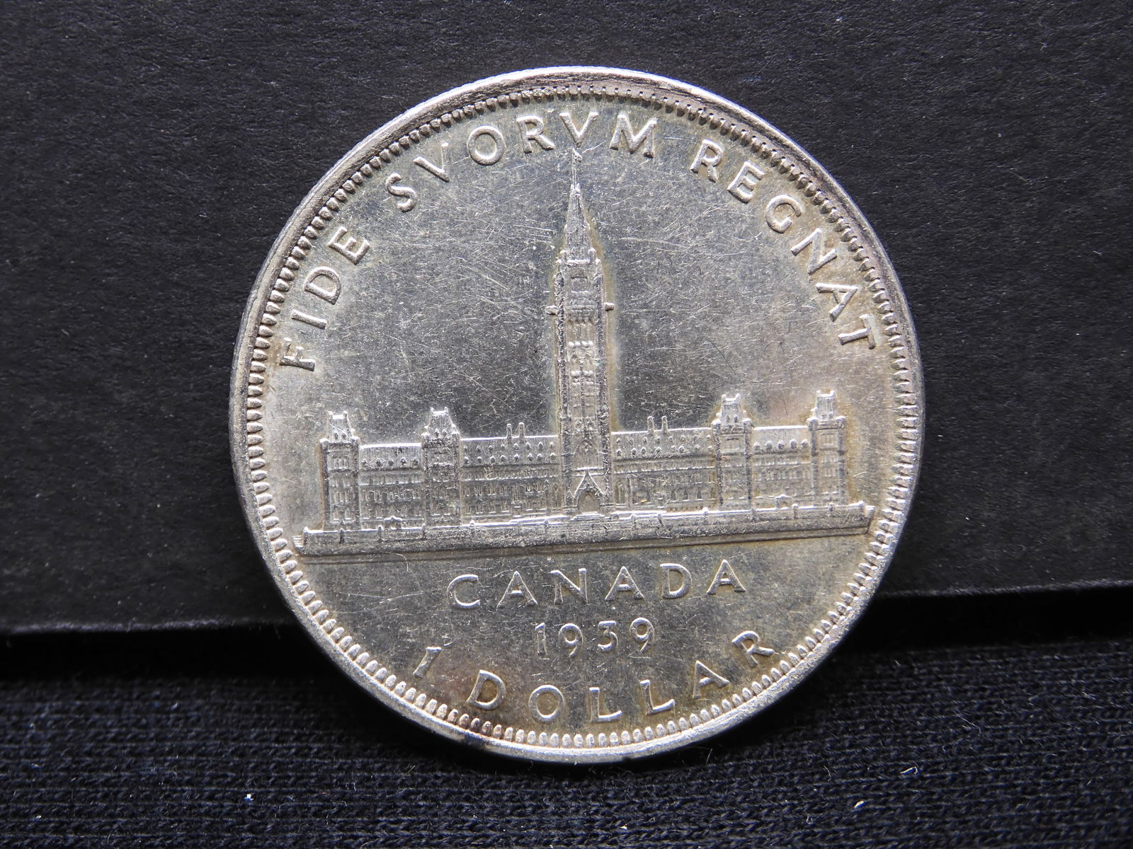 1939 Uncirculated Canada Silver Dollar.  George VI Portrait. (1 of 2)