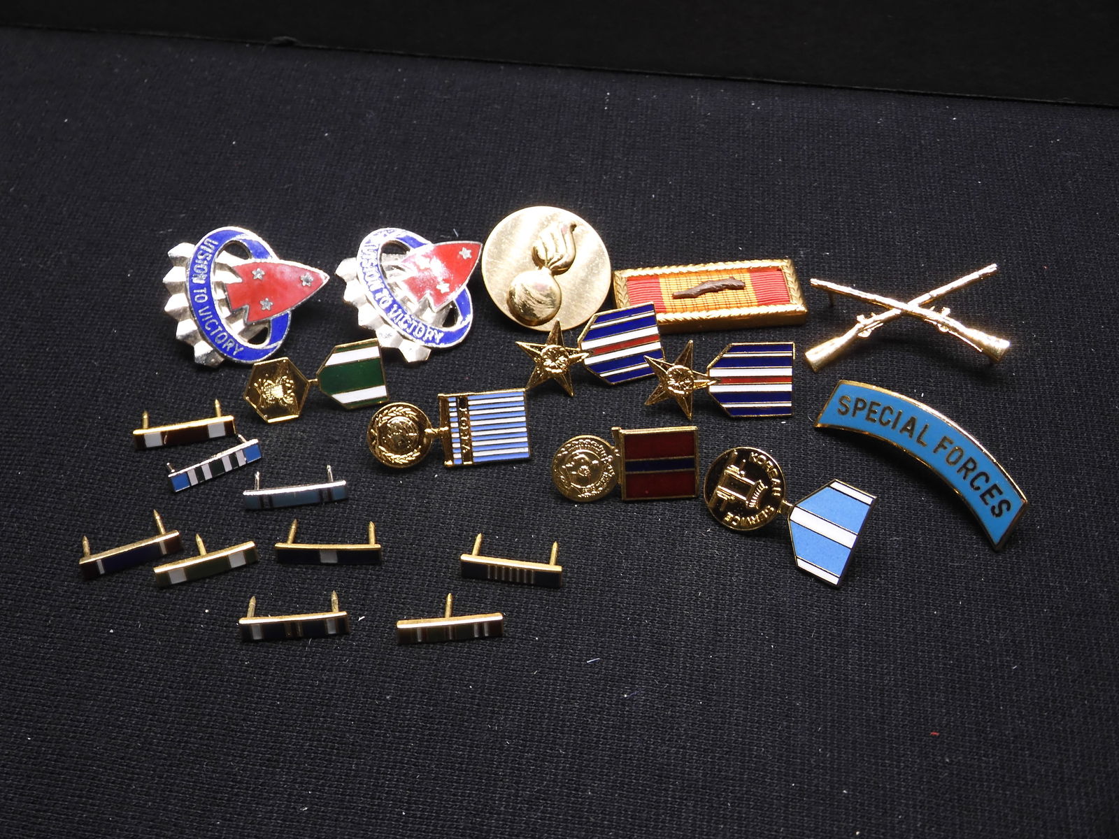 21 Assorted U.S. Military Badges + Insignias (1 of 4)