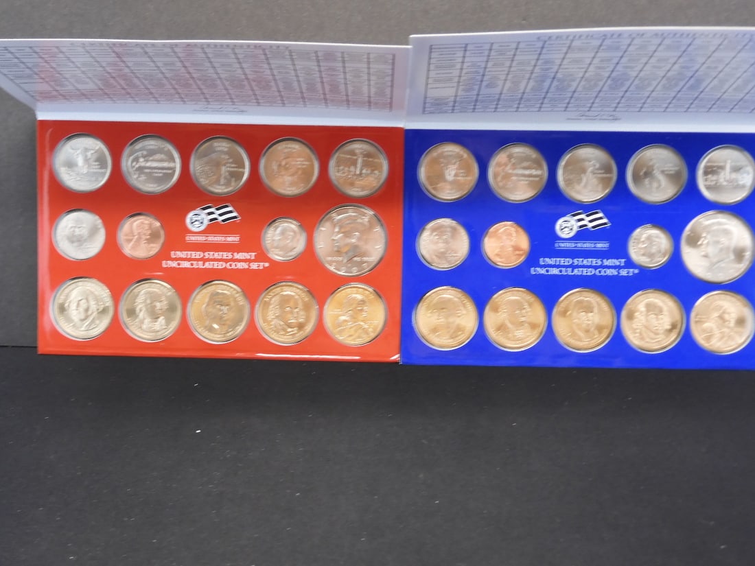 2007 US Mint Set Uncirculated P and D mint marks, include 10 Presidential Dollars (1 of 8)