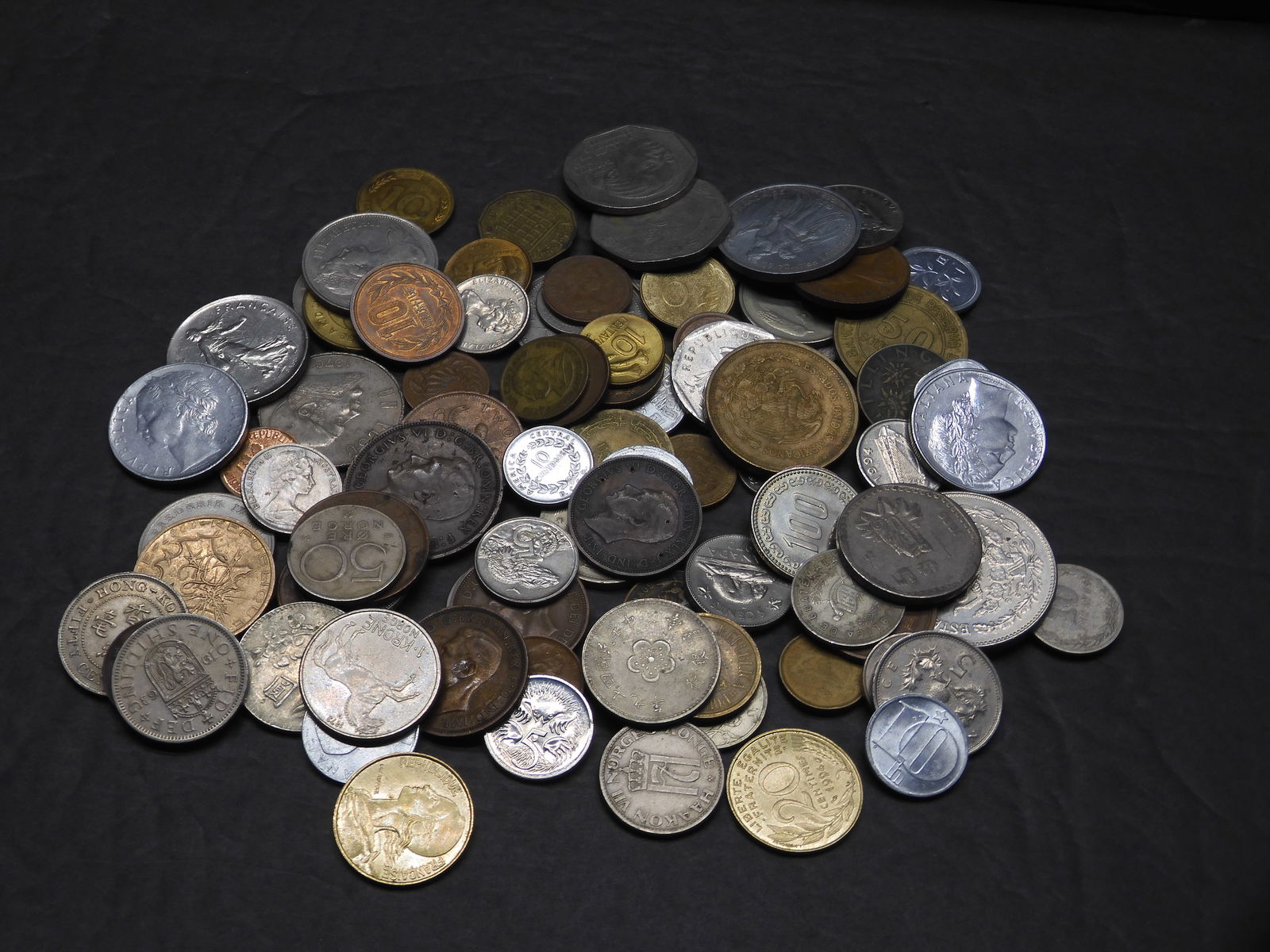 One Pound Plus Foreign World Coins (1 of 5)