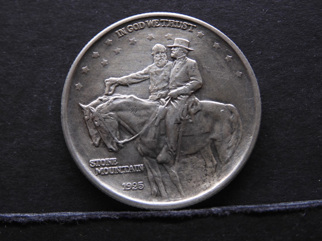 1925 Stone Mountain Classic Commemorative Silver Half Dollar. OBV: Generals Robert E. Lee &: 1925 Stone Mountain Classic Commemorative Silver Half Dollar. OBV: Generals Robert E. Lee & "Stonewall" Jackson On Horseback.
