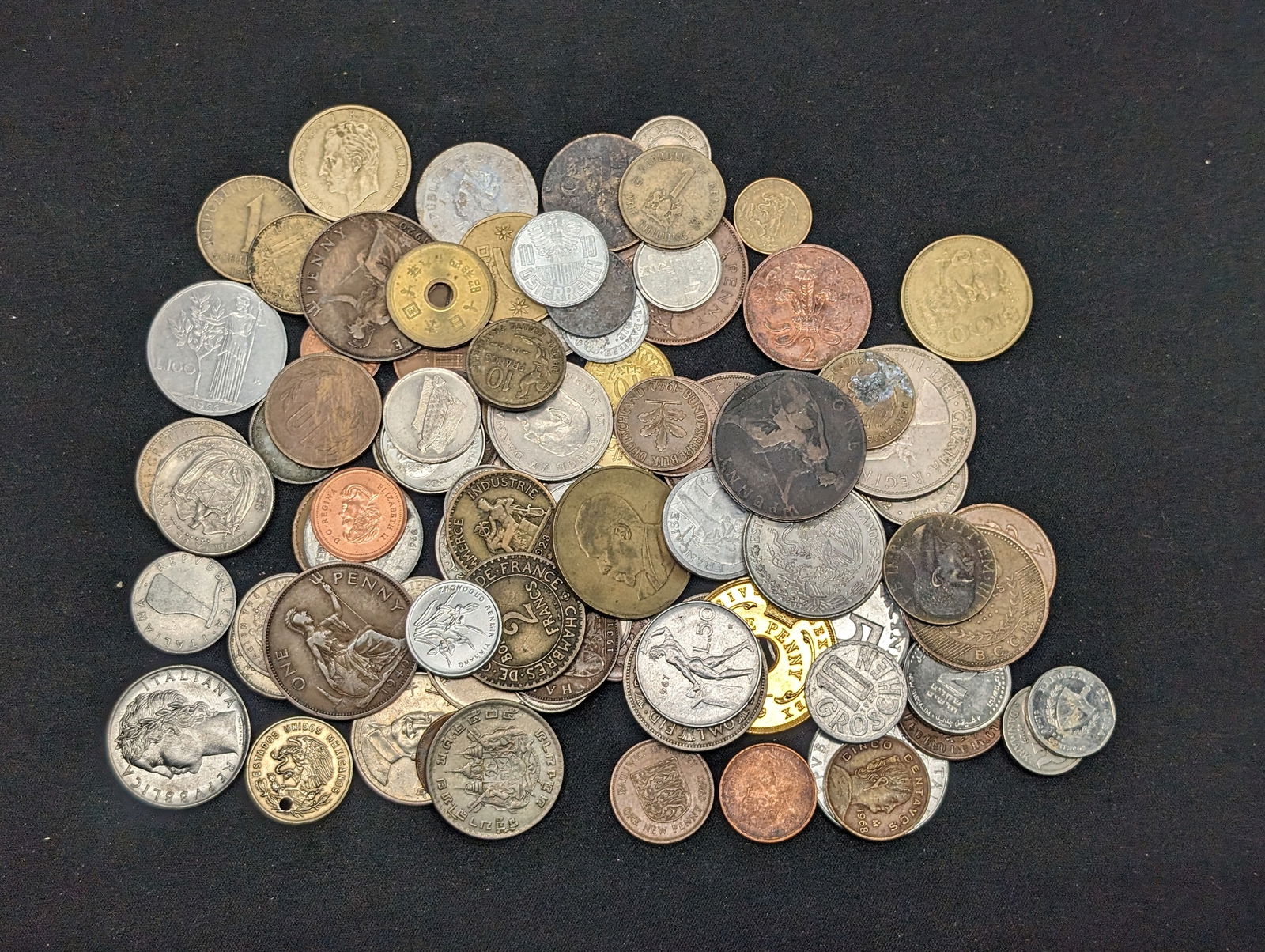 One pound plus of unsearched foreign coins. Nice older mix.? (1 of 5)