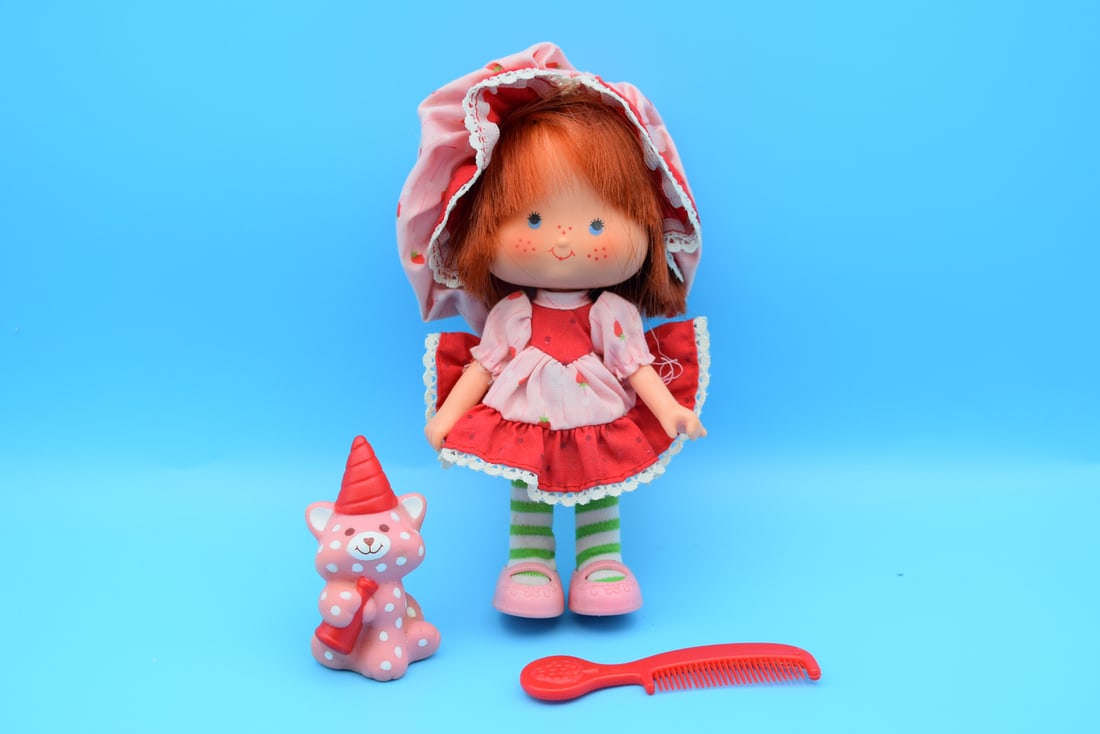 1984 Kenner Strawberry Shortcake Party Pleaser with Custard and Comb: 1984 Kenner Strawberry Shortcake Party Pleaser with Custard and Comb