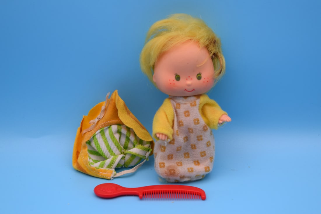 1981 Kenner Strawberry Shortcake Butter Cookie with Comb: 1981 Kenner Strawberry Shortcake Butter Cookie with Comb